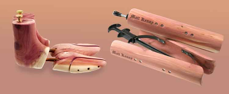 Wooden shoe trees and boot stretchers on a gradient brown background. One set is compressed, showing the brass knobs, while the other set is extended, displaying metal mechanisms.