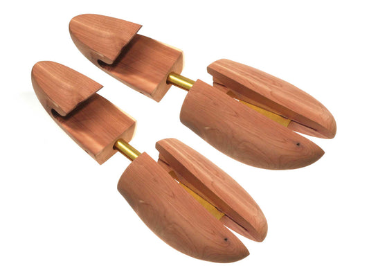 Cathcart Elliot Mens Cedar Adjustable Width Split-toe Hook-Heel Shoe Trees (UK Size 4-13) feature aromatic cedar wood, brass hardware, and a smooth finish to maintain shoe shape and prevent creasing with elegance.