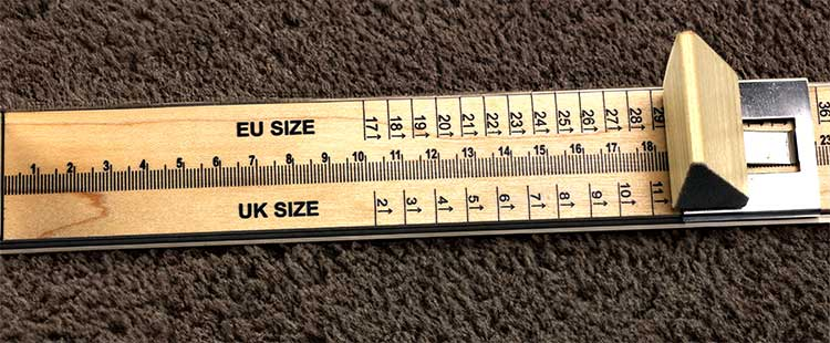 A wooden foot measuring device for measuring the size of feet