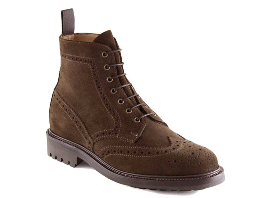 The CHELTENHAM Mens Chocolate Brown Suede Brogue Boot by Sanders is a lace-up derby with brogue detailing, a thick sole, and a handy pull tab at the back.