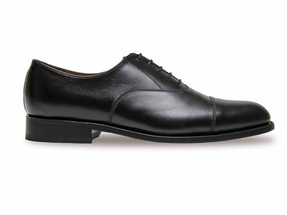 The Sanders STOCKHOLM Mens Black Calf Oxford features a classic cap toe design with a smooth finish and laces. Its Goodyear welted construction, low heel, and black sole enhance its polished appearance.