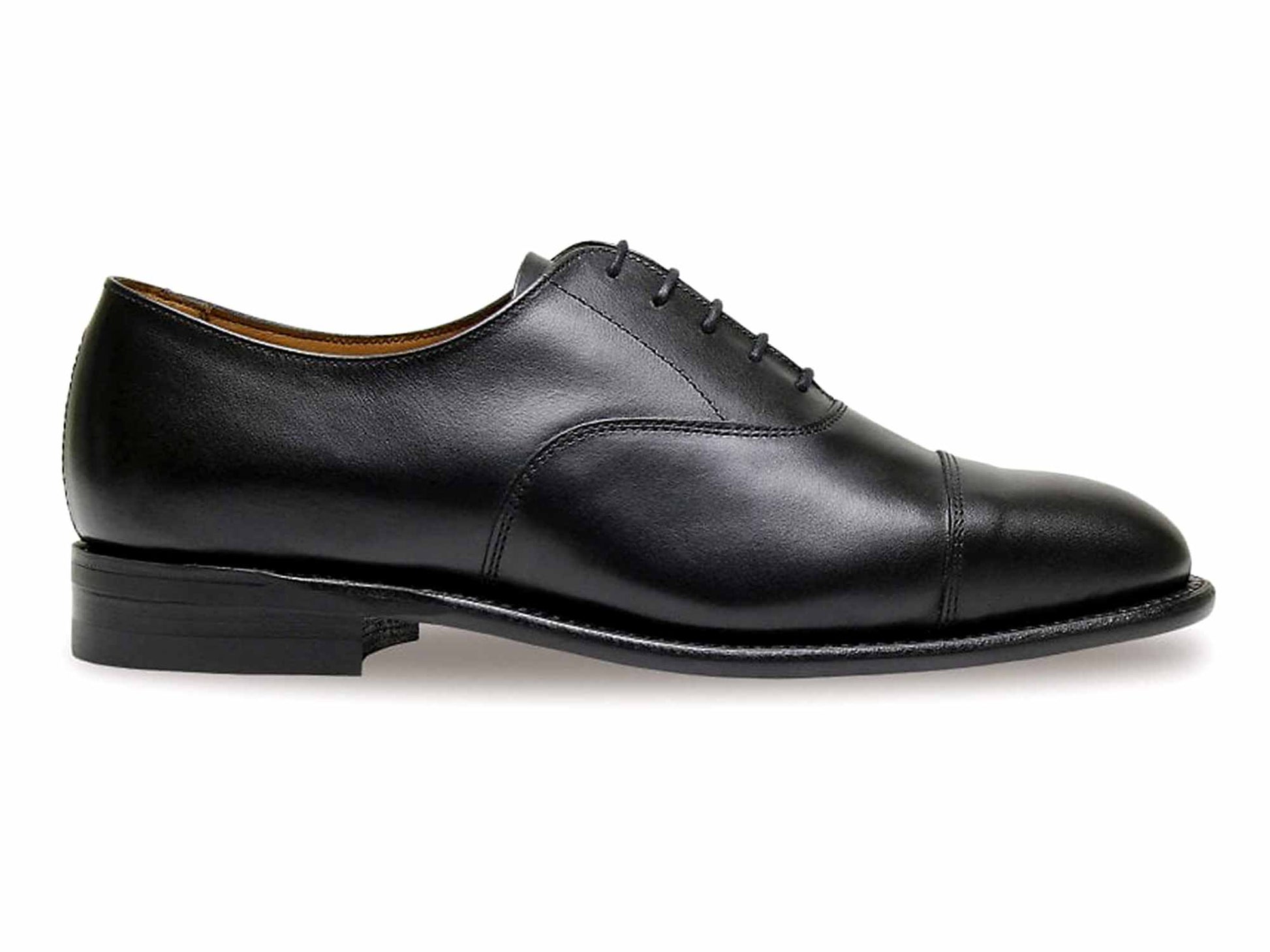 The VARDY Mens Black Cap Oxford Shoe by Sanders features a sleek, polished, smooth leather finish and cap toe design. Displayed against a white background, it includes black laces and Goodyear welted construction for durability, with a rubber sole ensuring long-lasting wear.