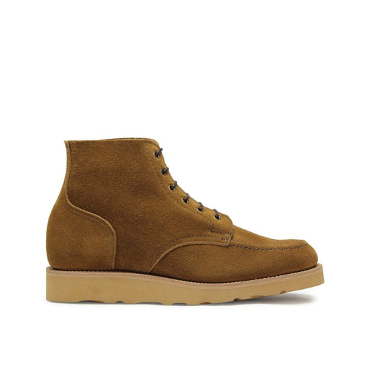 The Sanders WILSON mens brown suede casual boot features dark laces, a light tan Vibram Christy Morflex sole, and stitched details. Its Goodyear welted design makes it the perfect side-view ankle boot for any occasion.